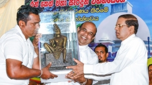 භෞතික සංවර්ධනය සේම අධ්‍යාත්මික සංවර්ධනය ද රටකට එක සේ වැදගත් බව ජනපති පෙන්වා දෙයි