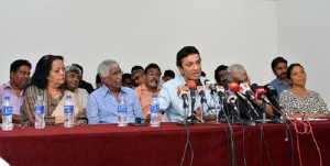 චිත්‍රපට බෙදාහැරීමේ අයිතිය නැවතත් චිත්‍රපට සංස්ථාවට -අයිතිය උදුරාගන්න හදනවා නම් එයට එරෙහිව නැඟී සිටිය යුතුයි- කලාකරුවෝ