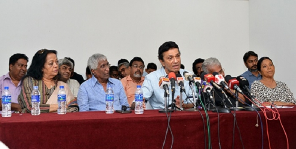 චිත්‍රපට බෙදාහැරීමේ අයිතිය නැවතත් චිත්‍රපට සංස්ථාවට -අයිතිය උදුරාගන්න හදනවා නම් එයට එරෙහිව නැඟී සිටිය යුතුයි- කලාකරුවෝ